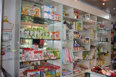 母婴用品实体店现货特惠，婴儿洗护用品、体温计、围脖等多款商品热销中